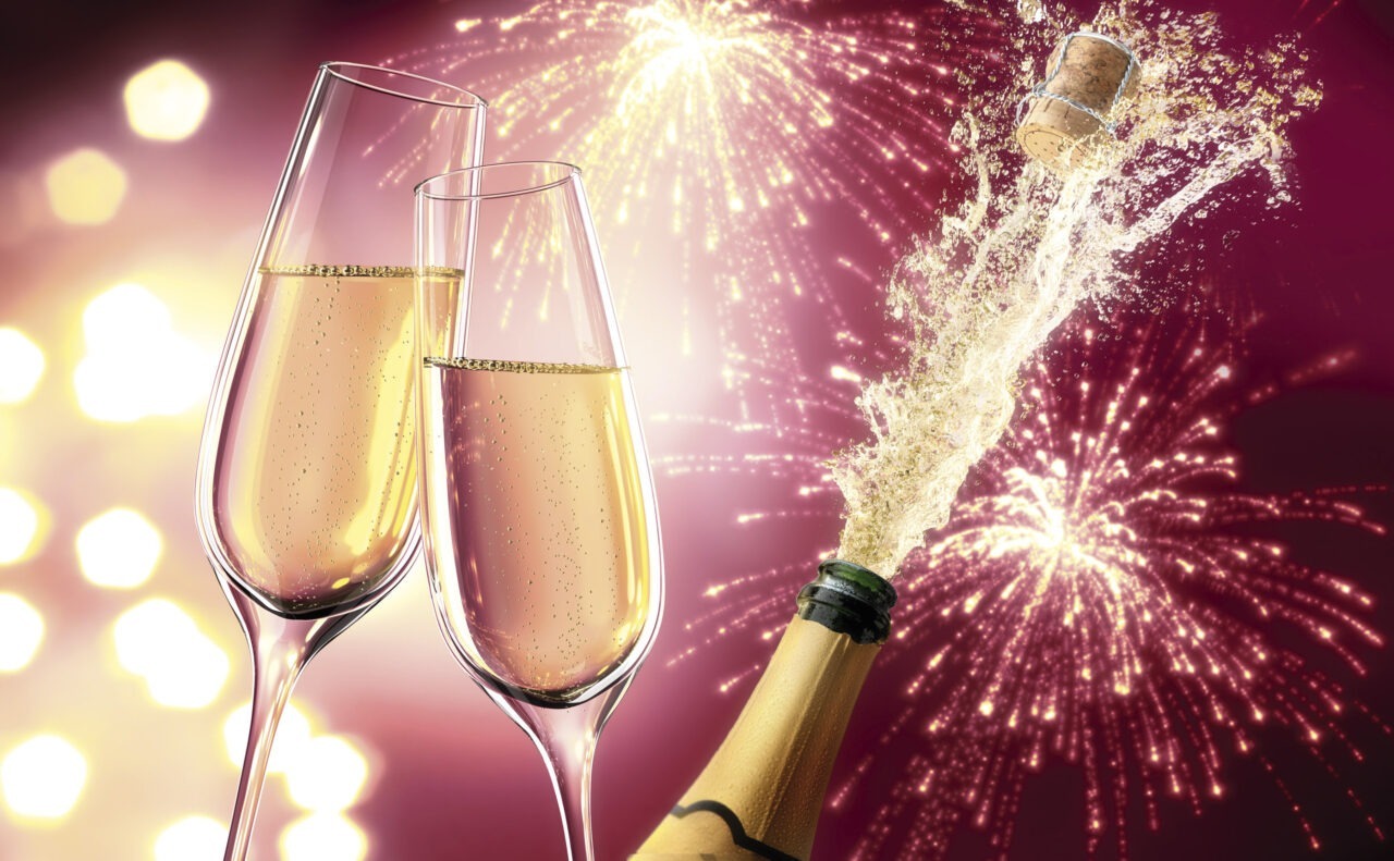 Silvester Blick in den Innenhof Landhotel Hauer mit gedecktem Tisch und Sonneschirm