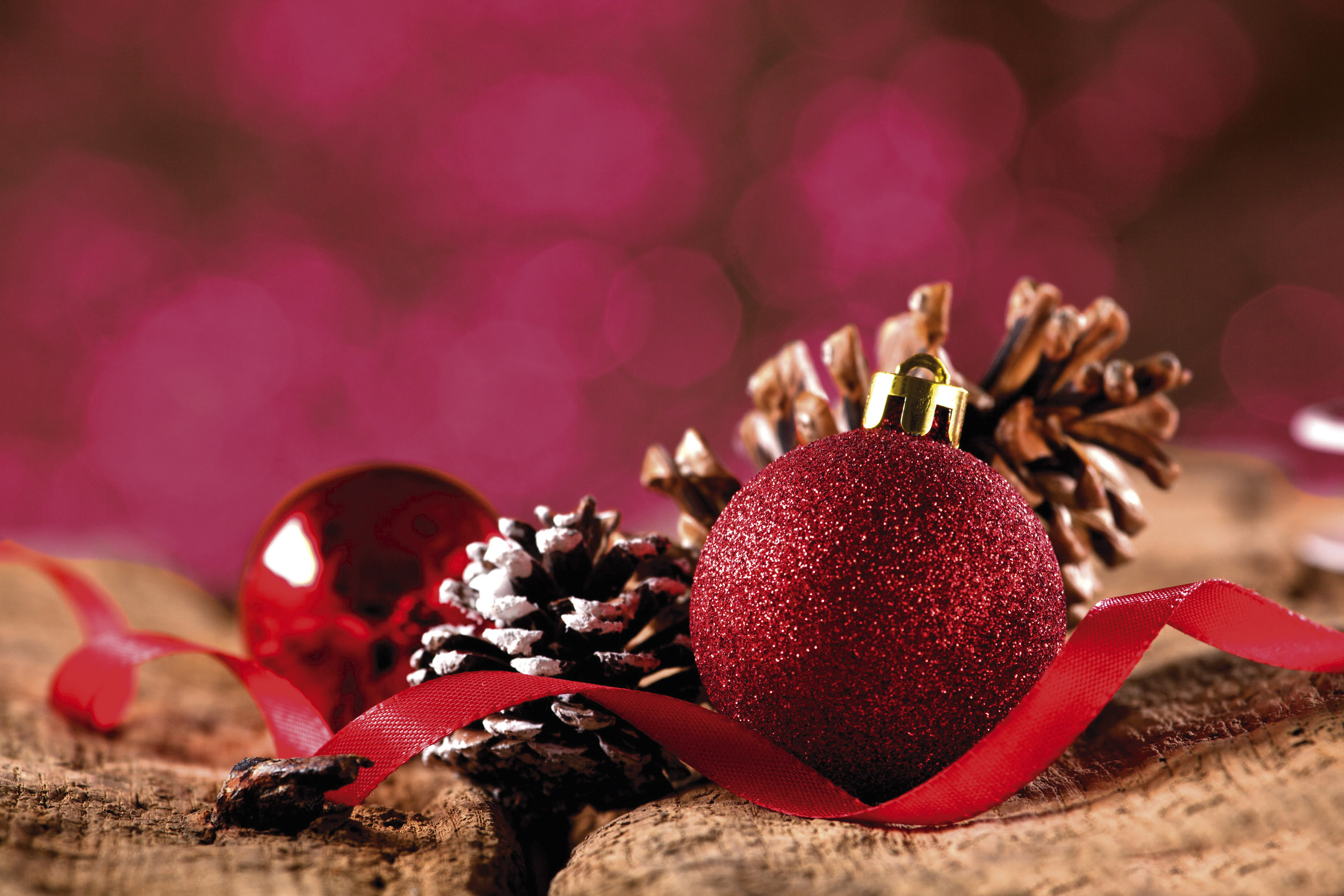 Weihnachten Blick in den Innenhof Landhotel Hauer mit gedecktem Tisch und Sonneschirm